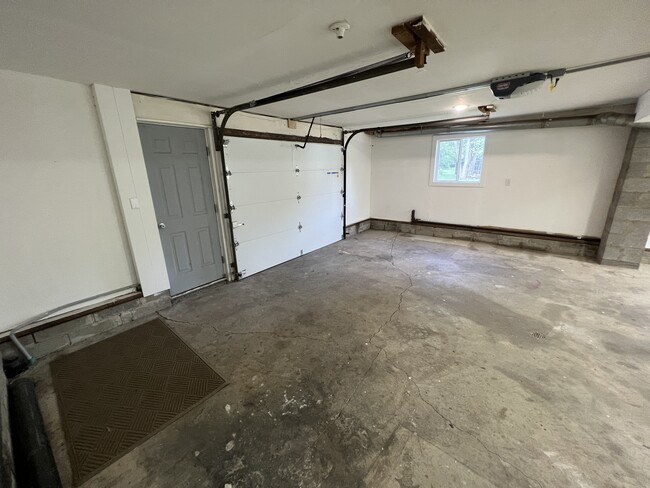 Building Photo - 3883 Bushey Ave