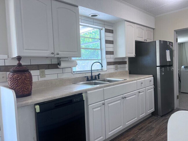 Building Photo - 4BD/2BA on the Island!