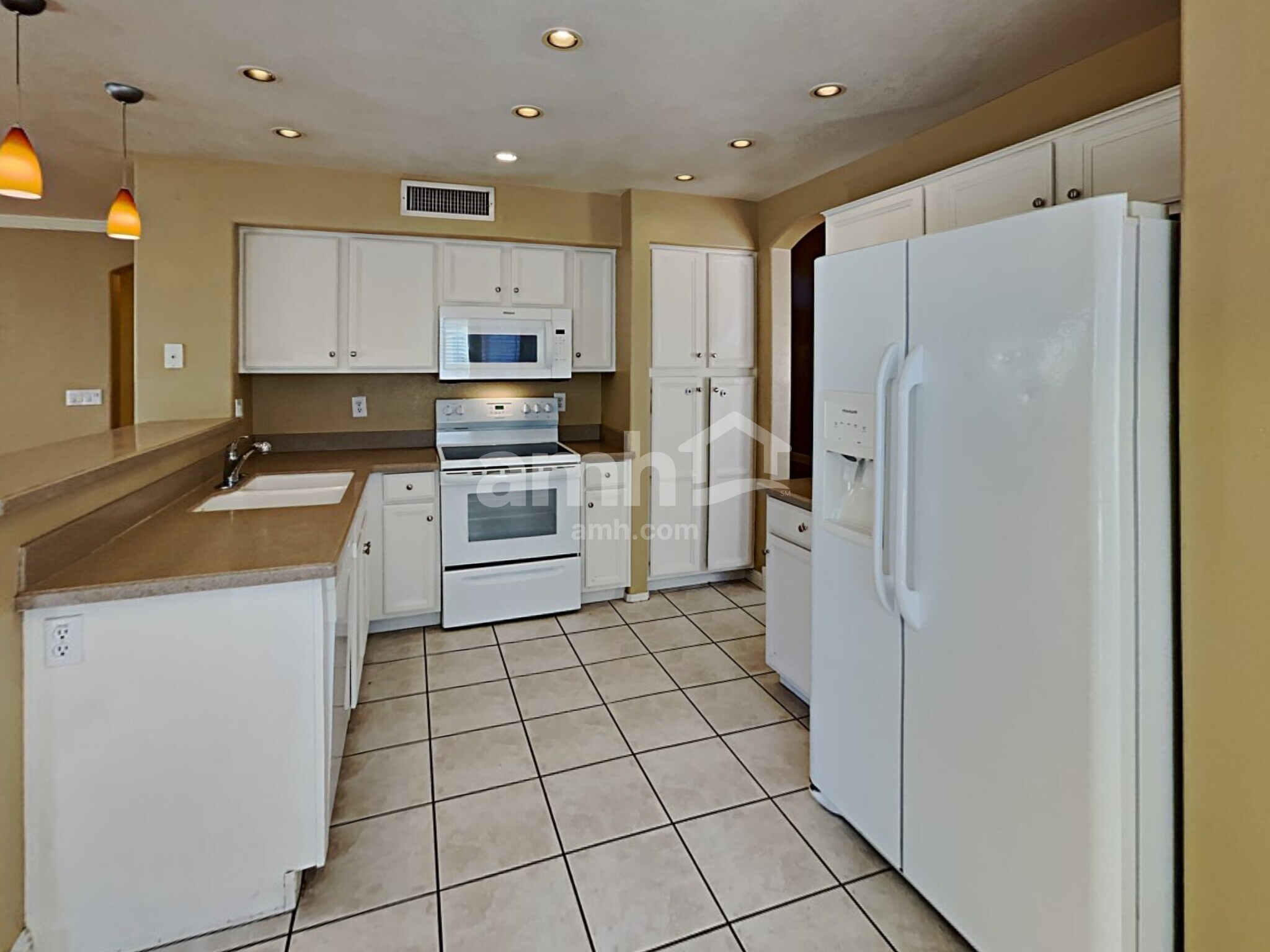 Building Photo - 907 N Albert Dr