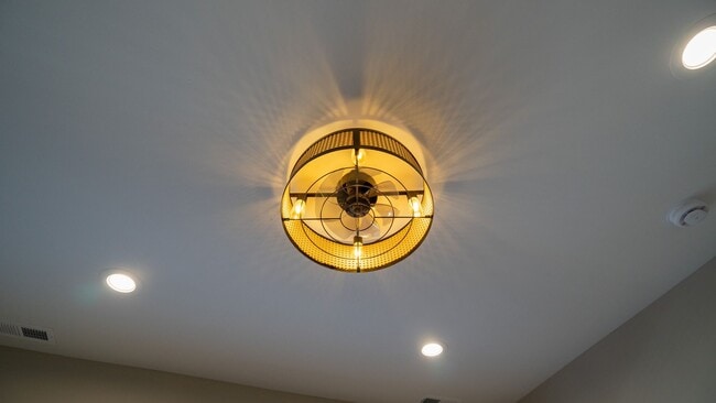 Building Photo - Stunning 3-Bedroom, 2-Bath Gem with In-Unit Washer/Dryer! Discover Uptown Living.