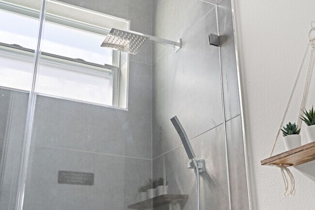 Building Photo - Gorgeous New Constriction House in Tampa