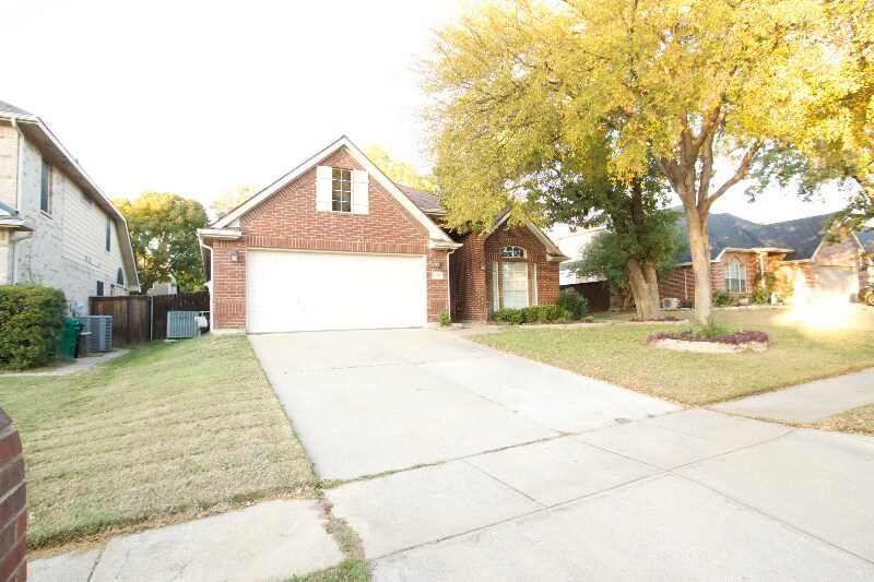 Building Photo - 3605 Villanova Dr