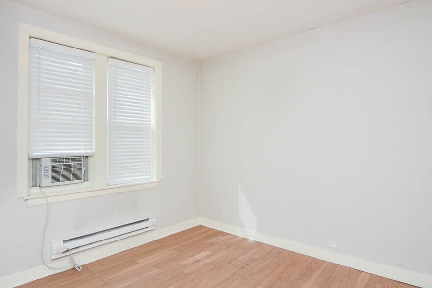 Building Photo - 511 W Belmont Ave