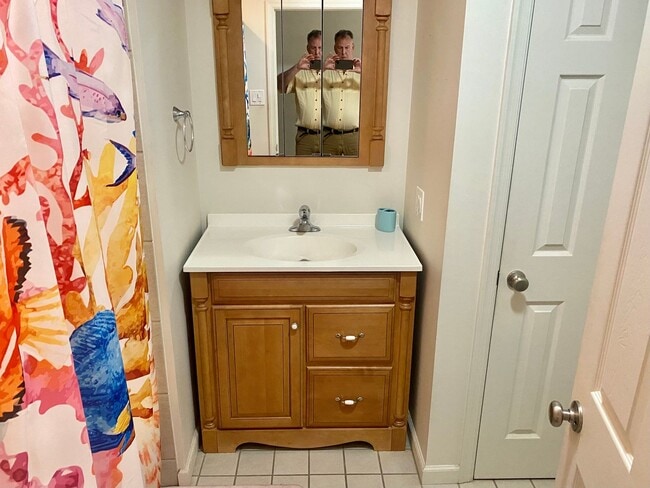 Building Photo - 3 Bedroom/2 Full Bath Ranch Near Air Produ...