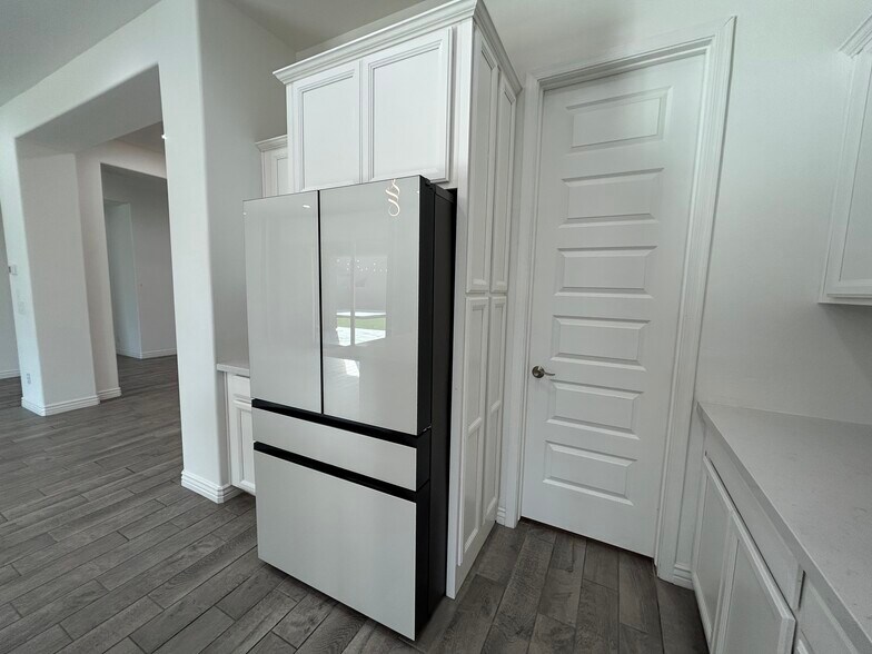 Building Photo - 8731 W Wagon Wheel Dr