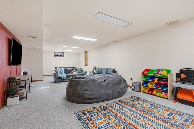 Building Photo - 5 BEDROOM 4.5 BATH PRIVATE BACKYARD