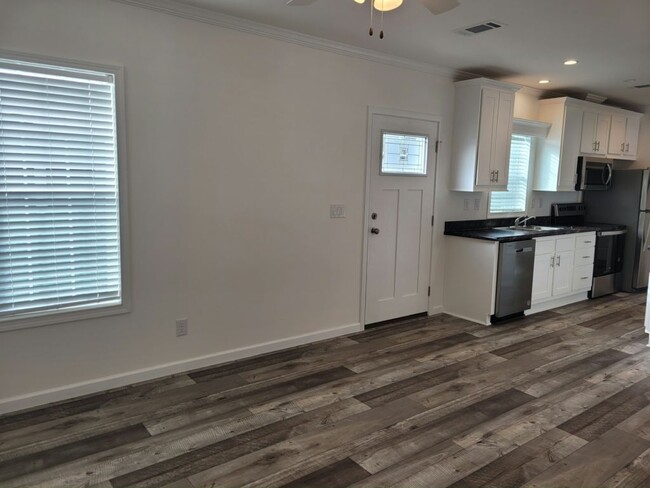 Building Photo - 5523 Eugene Dr