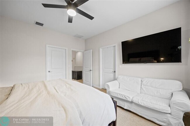 Building Photo - 1109 NW 40th Ter