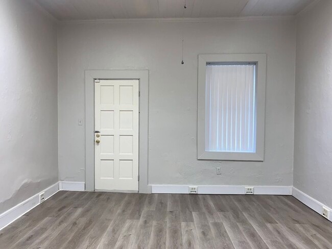 Building Photo - Downtown 1 Bedroom 1 Bath Bungalow