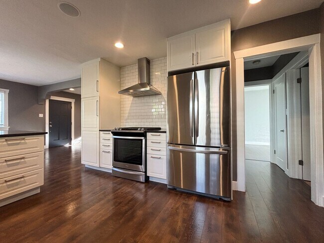 Building Photo - Stunning Remodel Near 9th & 9th!