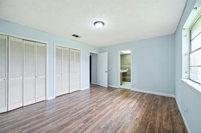 Building Photo - 13910 New Village Ln