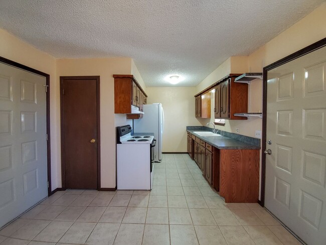 Building Photo - 3 Bed brick home in Tecumseh