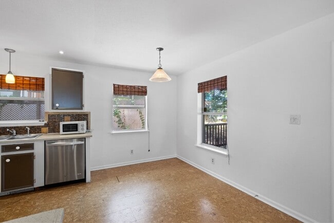 Building Photo - 1211 Delano St