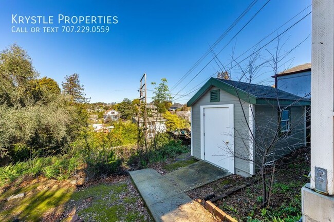 Building Photo - Adorable lower unit, one block from the water