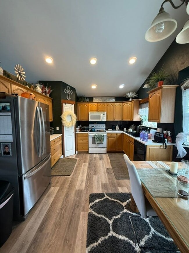 Building Photo - 4 Bedroom Home with Yard, Garage & Pet-Friendly Policy