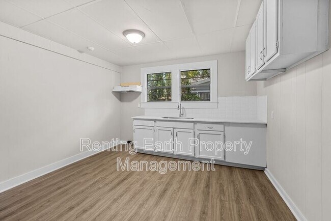 Building Photo - 1657 Lee Ave SW