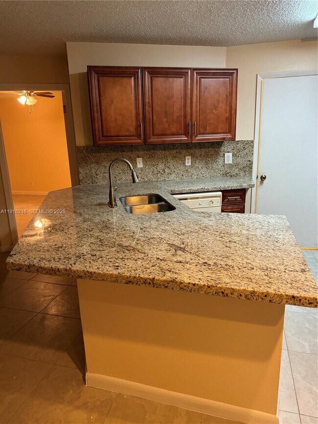 Building Photo - 9999 Summerbreeze Dr