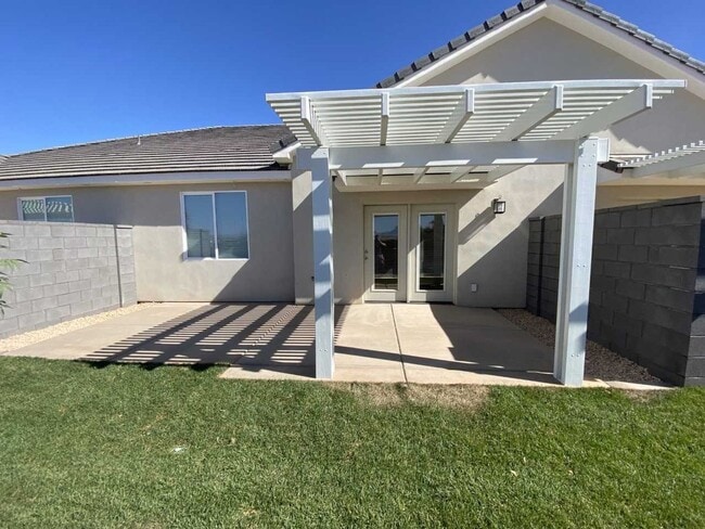 Building Photo - 674 Raintree Ln