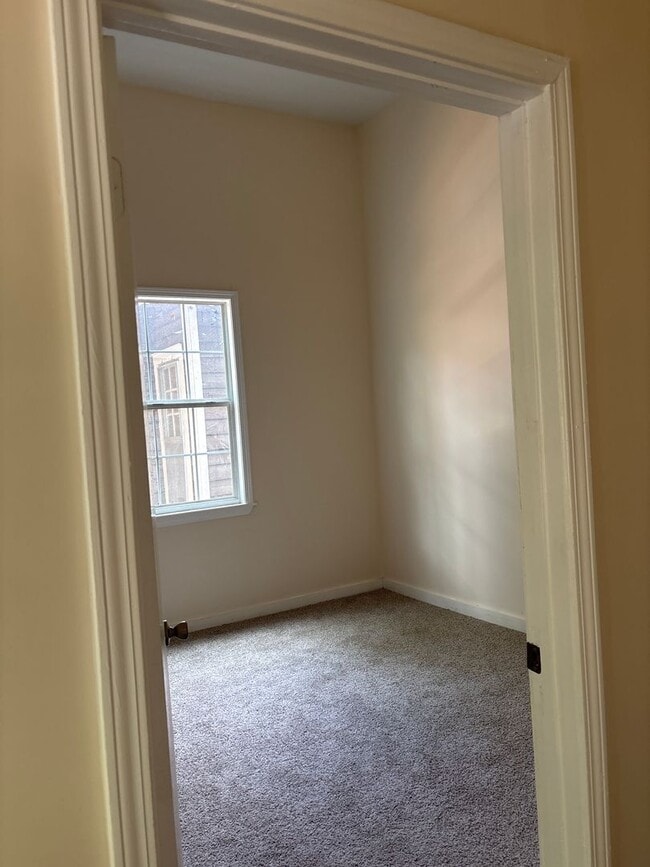Building Photo - Very Cozy!