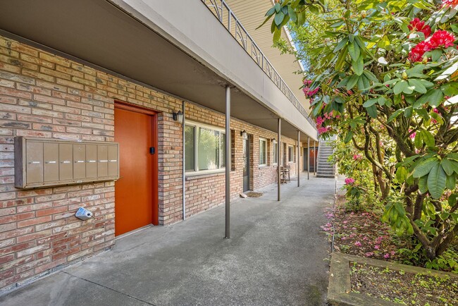Building Photo - NEW, HIGH-END RENOVATED  1 bed / 1 bath at the Lydia in Ballard! In-Unit Laundry! 2 WEEKS FREE