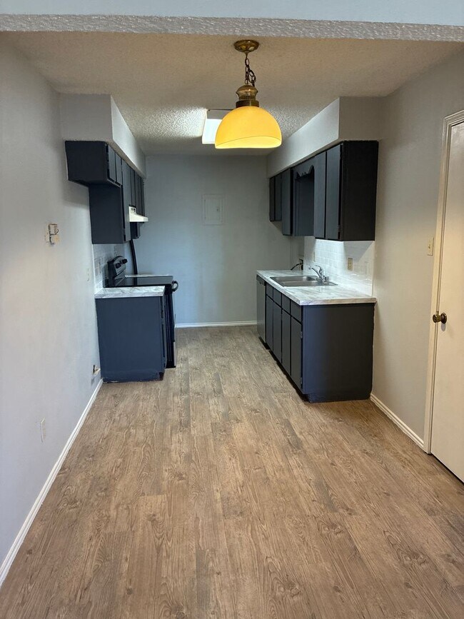 Building Photo - 8204 Vernon Ave