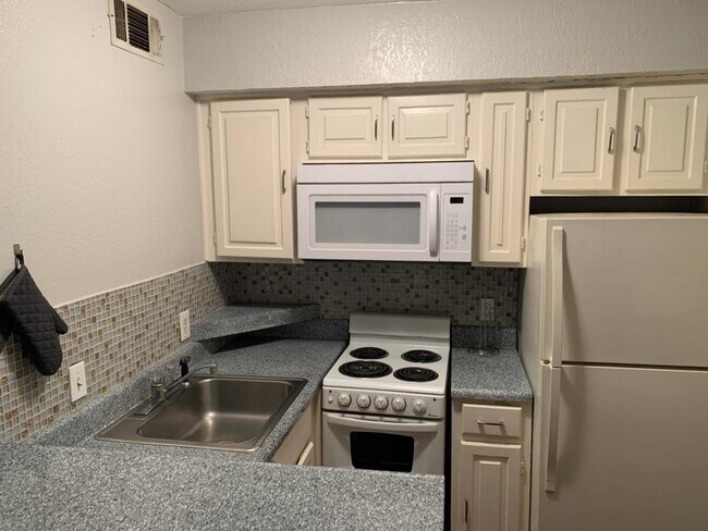 Building Photo - 2310 Bamboo Dr