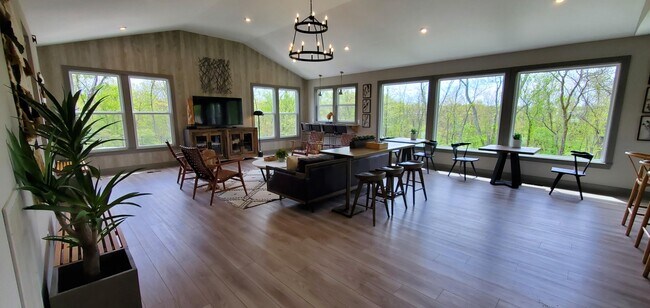 Building Photo - 686 Daphne Wy