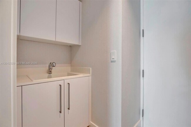 Building Photo - 15701 Collins Ave