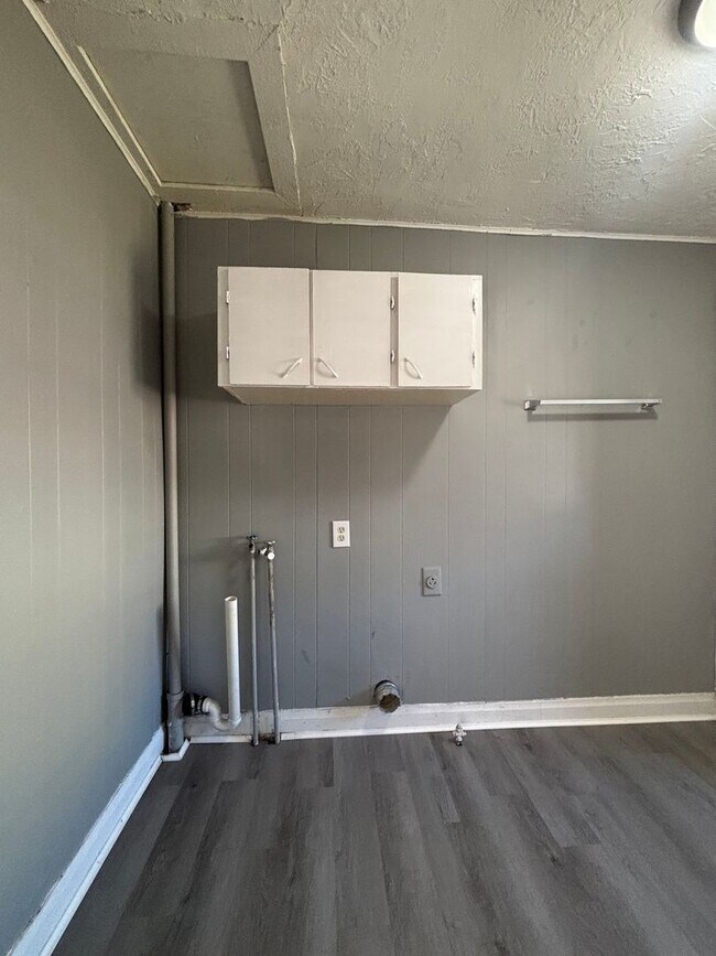 Building Photo - Cute 2 bedroom 1 bath Available Now!