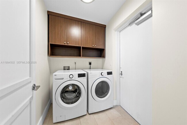 Building Photo - 2020 N Bayshore Dr