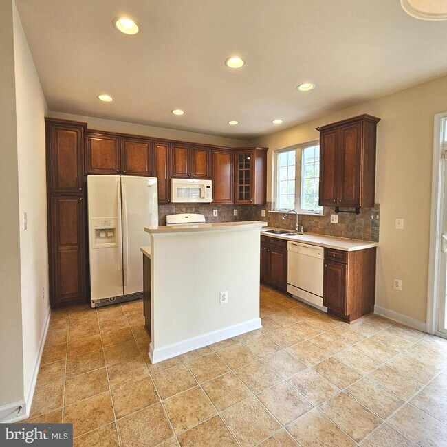 Building Photo - 725 Chevington Ct