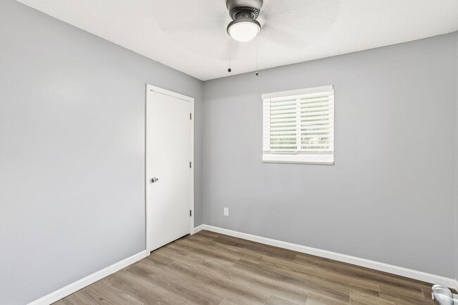 Building Photo - 2601 E Oakbrook Dr