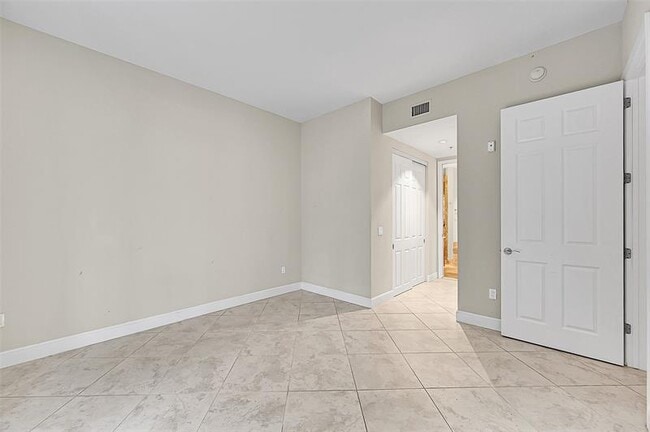 Building Photo - 2633 NE 14th Ave