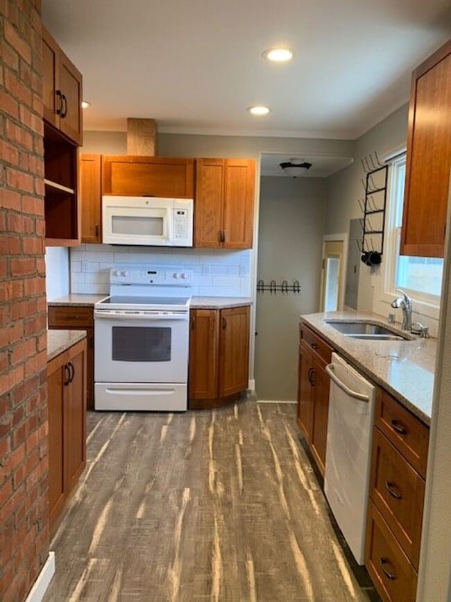 Building Photo - Renovated Modern Duplex