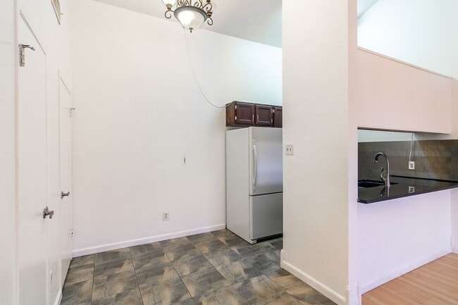 Building Photo - Pre-Leasing - Cute Charming 2-bedroom