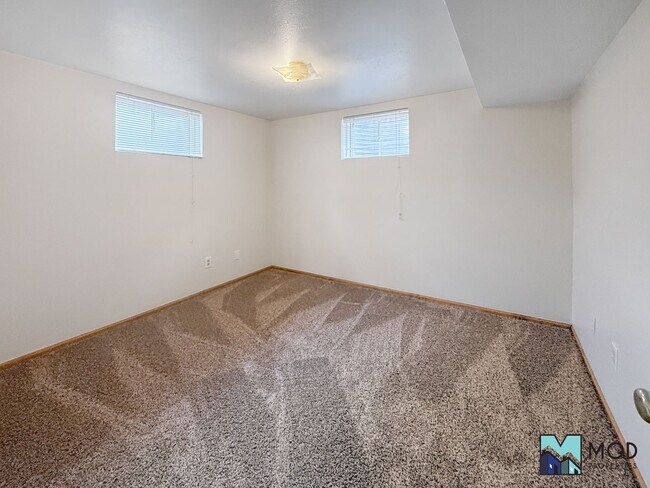 Building Photo - $0 DEPOSIT OPTION. CHARMING BRICK RANCH WITH FINISHED BASEMENT ON LARGE CORNER LOT NEAR DOWNTOWN ...