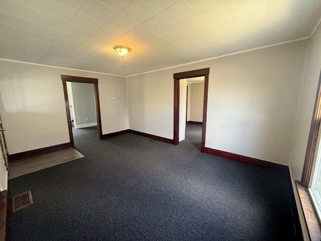 Building Photo - Three-bedroom one bathroom home for rent in North Canton