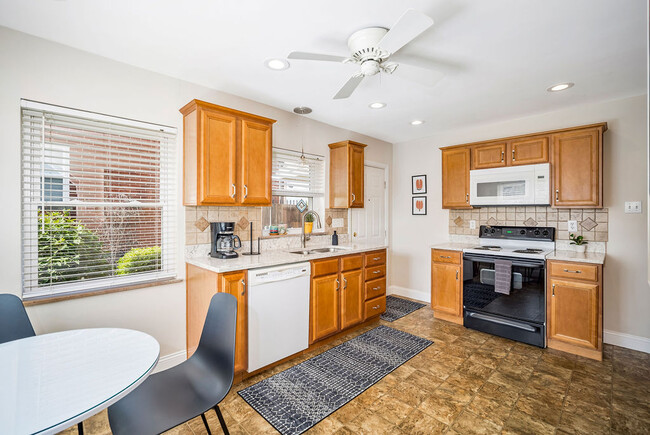 Building Photo - 1128 Exter Dr