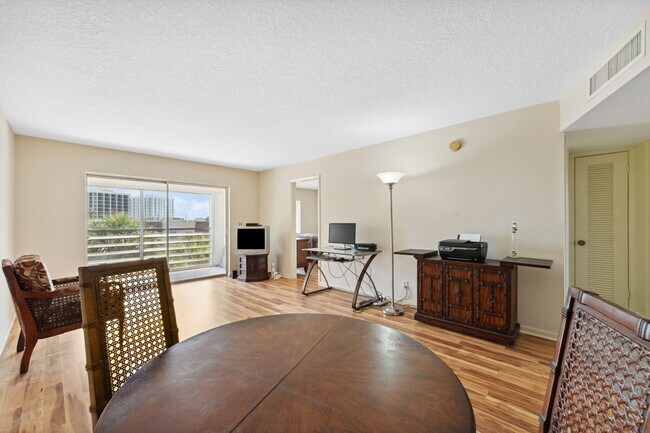 Building Photo - 1638 Embassy Dr