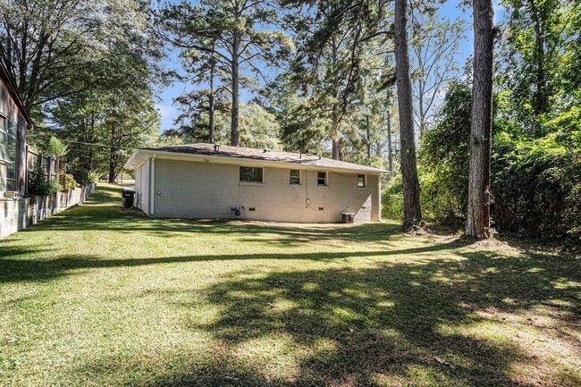 Building Photo - Charming 3BR/1BA Ranch Home with Open Layout & Fenced Backyard