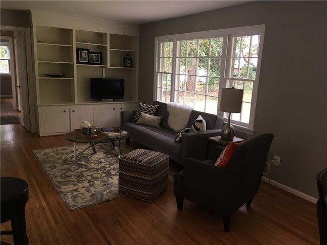 Building Photo - 4 Peachtree Ln