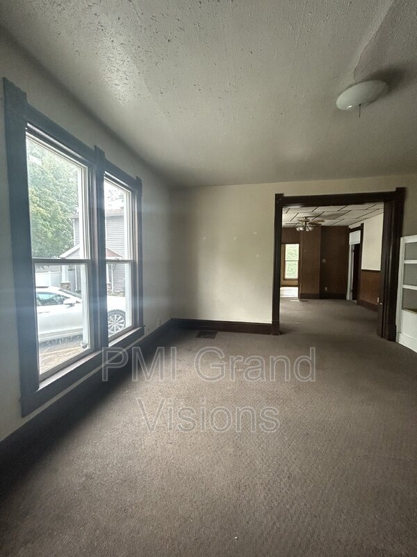 Building Photo - 1105 6th St