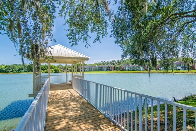 Building Photo - Lake Front 1BR + Den -Move In Special Available