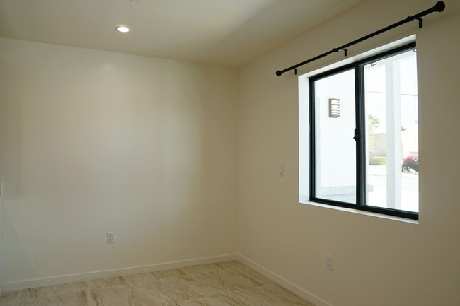 Building Photo - 517 S Mountain View Dr