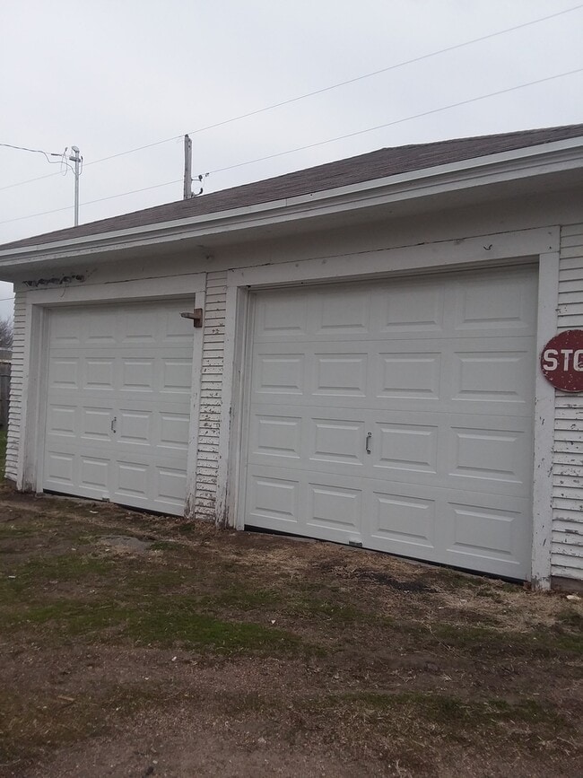 Building Photo - 2 Bed 1 Bath