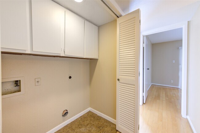 Building Photo - 3055 Walnut Bend Ln