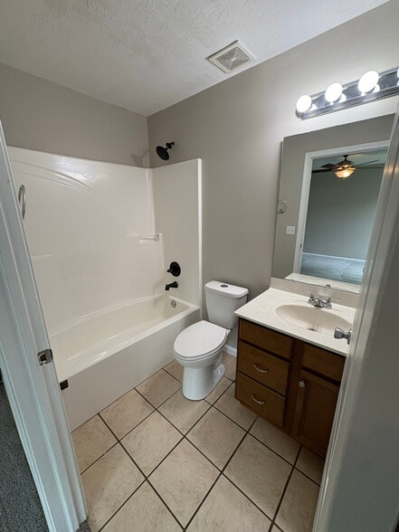 Building Photo - 10264 Knob Hill Dr