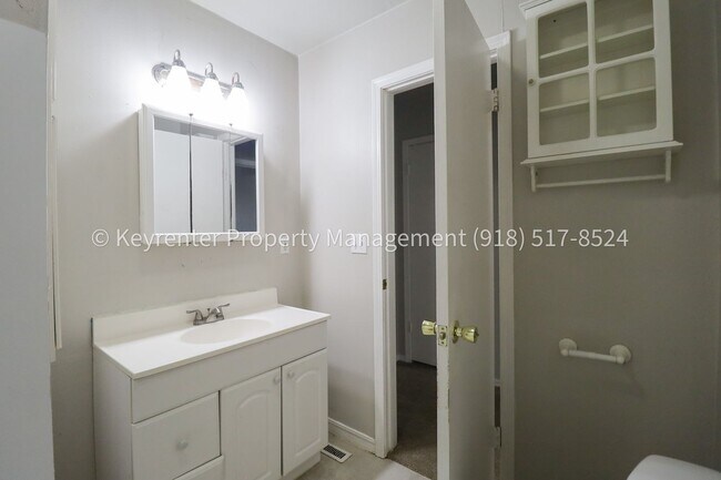 Building Photo - 2144 N Garrison Pl