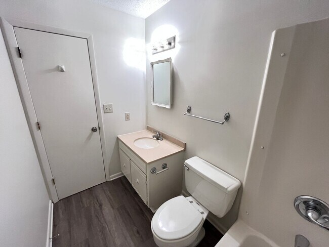 Building Photo - Two-Bedroom, 1.5 Bath Town Home Located near 48th Av North in Myrtle Beach!