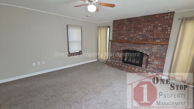 Building Photo - 3 Bedroom, 2 Bathroom with 1 Car Garage in Gladstone, Missouri